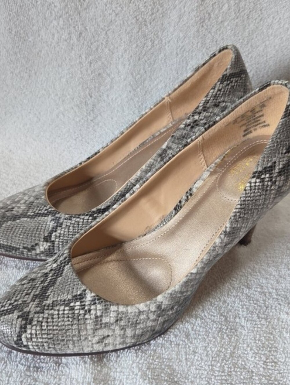 Like New Size 6 Jaclyn Smith Snake Pattern Pumps!